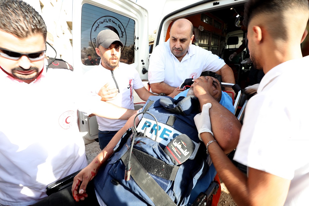 لحظة إصابة مصور تلفزيون فلسطين الزميل لؤي سمحان برصاص الاحتلال خلال تغطيته لاقتحام قرية دير الحطب شرق نابلس (تصوير: أيمن النوباني/وفا)